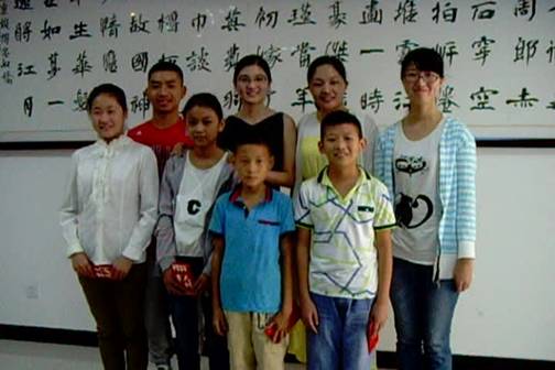 資助學子與公司老總合影留念