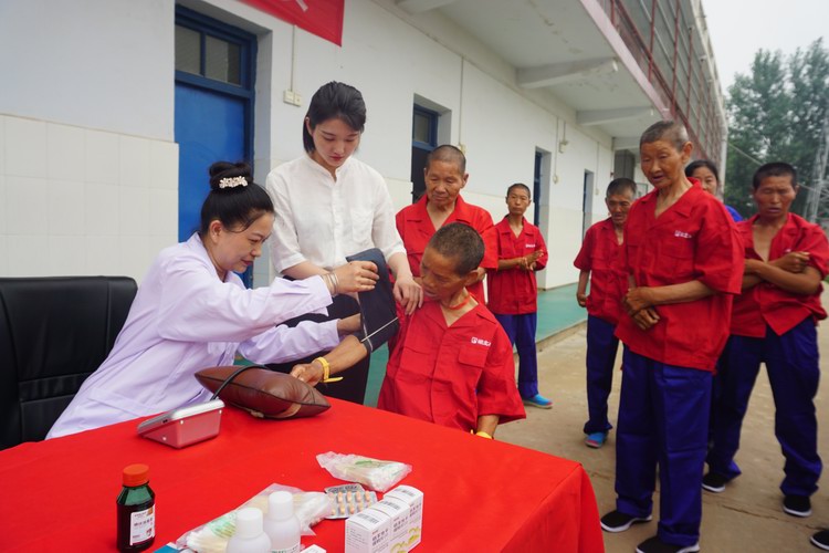 湖北水建慰問三合福利院流浪人員